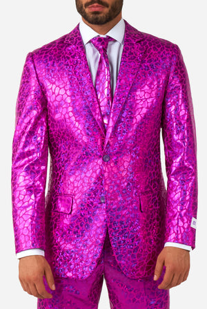 Man met glanzend roze hagedishuid herenpak, close up