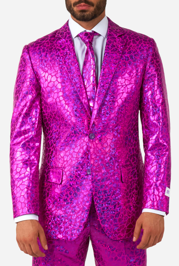 Man met glanzend roze hagedishuid herenpak, close up