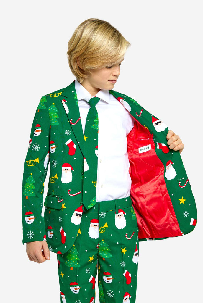 Jongen draagt groen Kerstpak voor tieners, met Kerst iconen.