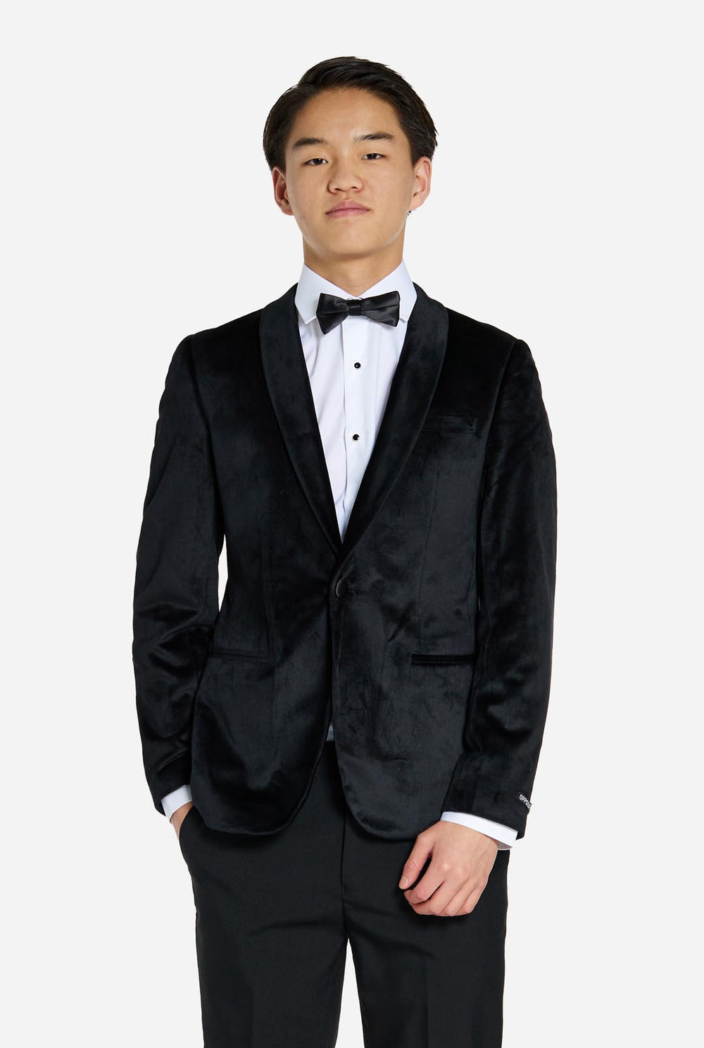 Jongen draagt zwarte fluwelen dinner jacket blazer voor tieners