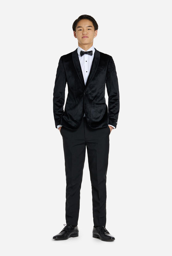 Jongen draagt zwarte fluwelen dinner jacket blazer voor tieners