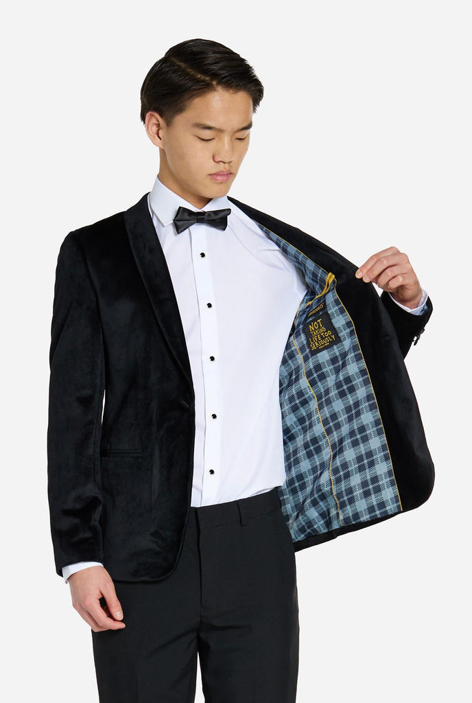 Jongen draagt zwarte fluwelen dinner jacket blazer voor tieners