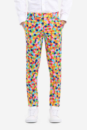 Jongen draagt kinderpak met confetti print.