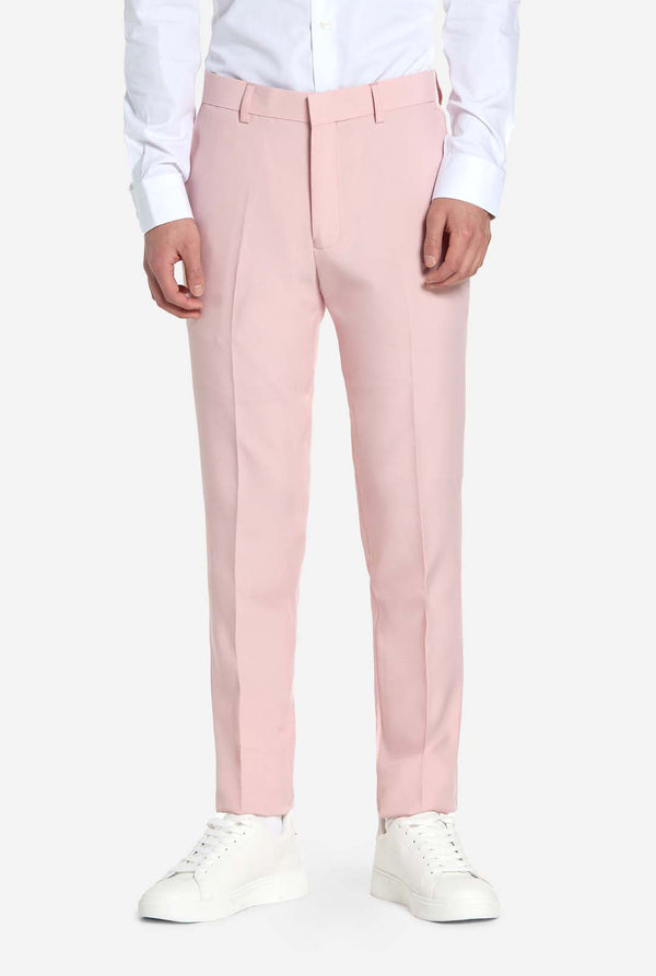 Tiener draagt ​​een zachtroze tienerjongenspak, close up van de broek