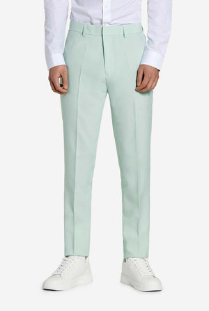 Tiener draagt ​​een mintgroen tienerjongenspak, close up van de broek