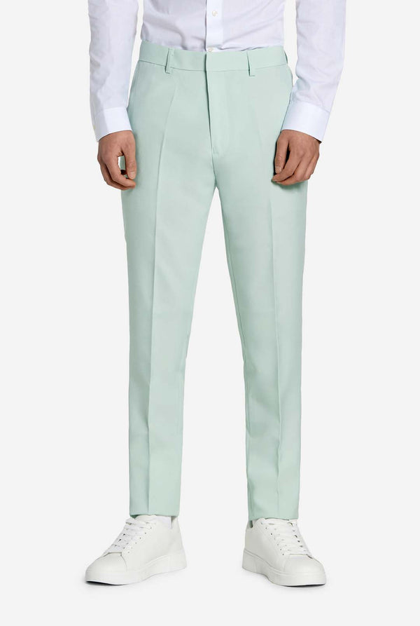 Tiener draagt ​​een mintgroen tienerjongenspak, close up van de broek