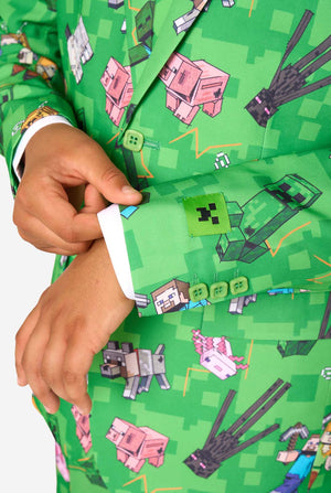 Een tienerjongen in een felgroen Minecraft-pak met iconische personages, waaronder Creepers en Steve - Close up van de mouwen