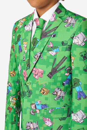 Een tienerjongen in een felgroen Minecraft-pak met iconische personages, waaronder Creepers en Steve - Close up van de borst