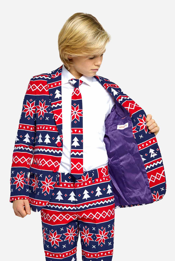Tiener draagt Kerstpak met Nordic print