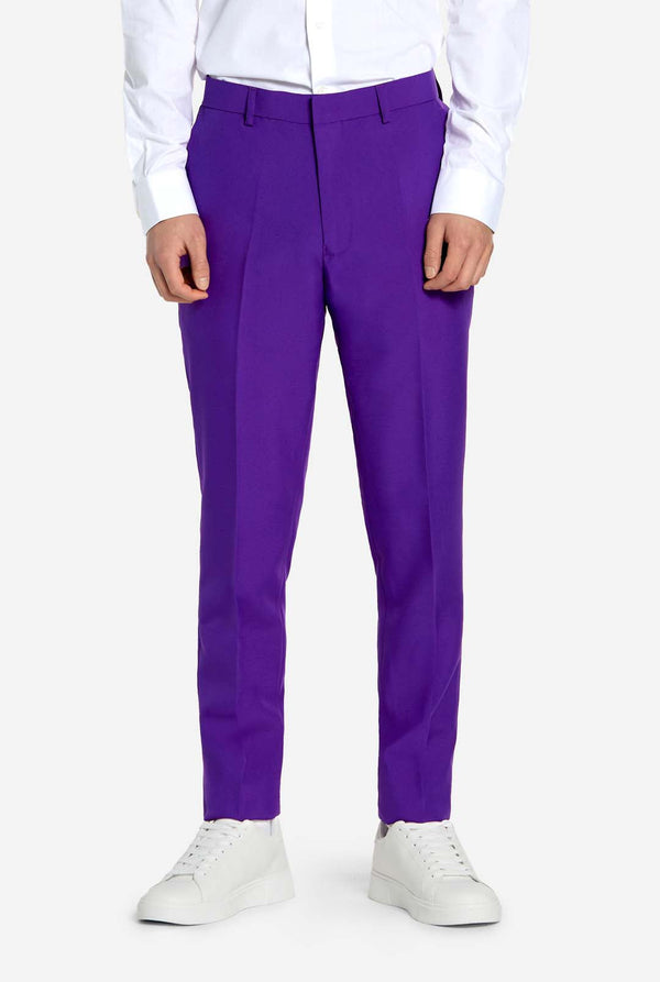 Tiener draagt ​​een paars tienerjongenspak, close up van de broek