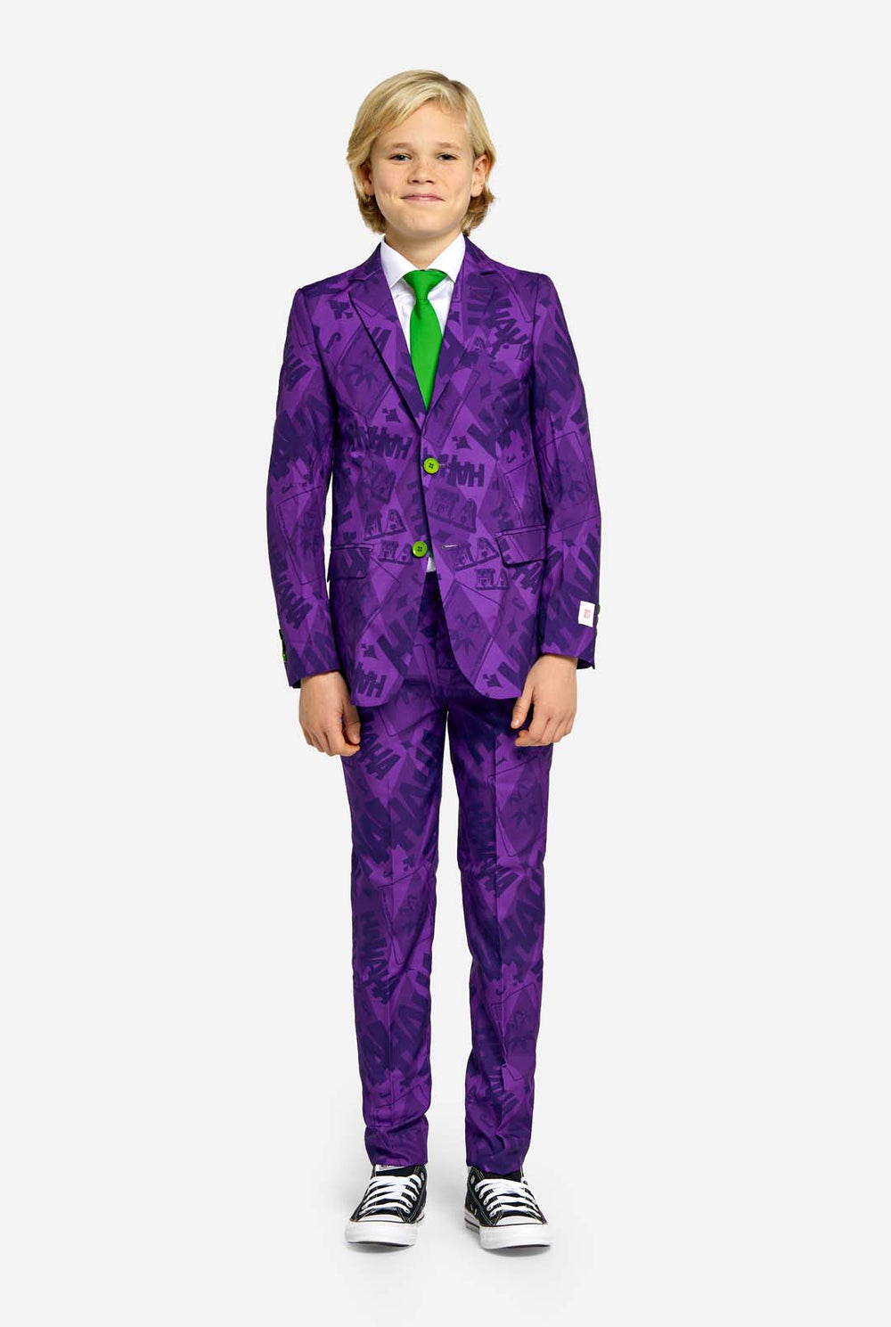 Tiener draagt ​​een paars jongenspak met een The Joker-thema en groene knopen. Verder draagt ​​hij een groene stropdas en een wit overhemd. Handen in de zakken van de broek.