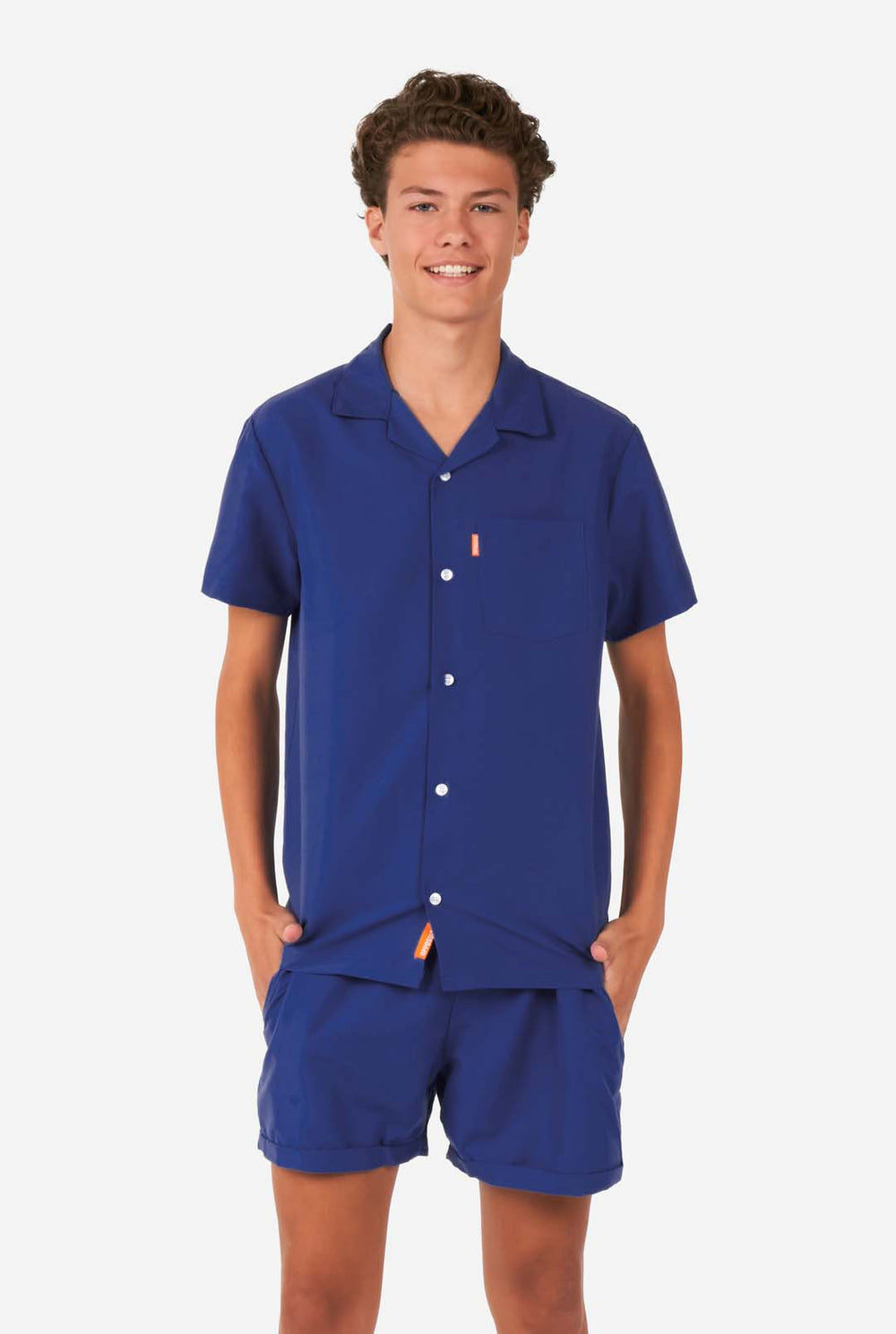 Tiener draagt ​​donkerblauwe zomerset, bestaande uit korte broek en shirt