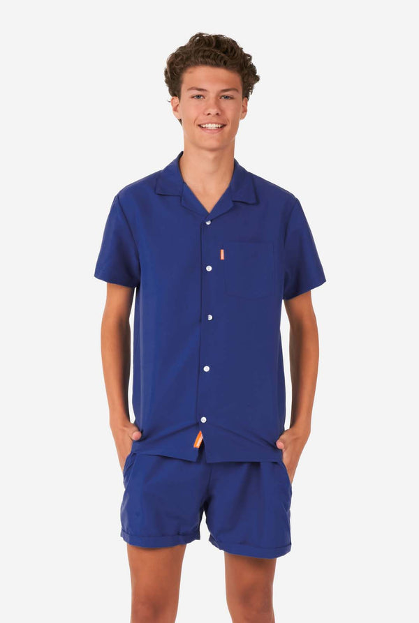 Tiener draagt ​​donkerblauwe zomerset, bestaande uit korte broek en shirt