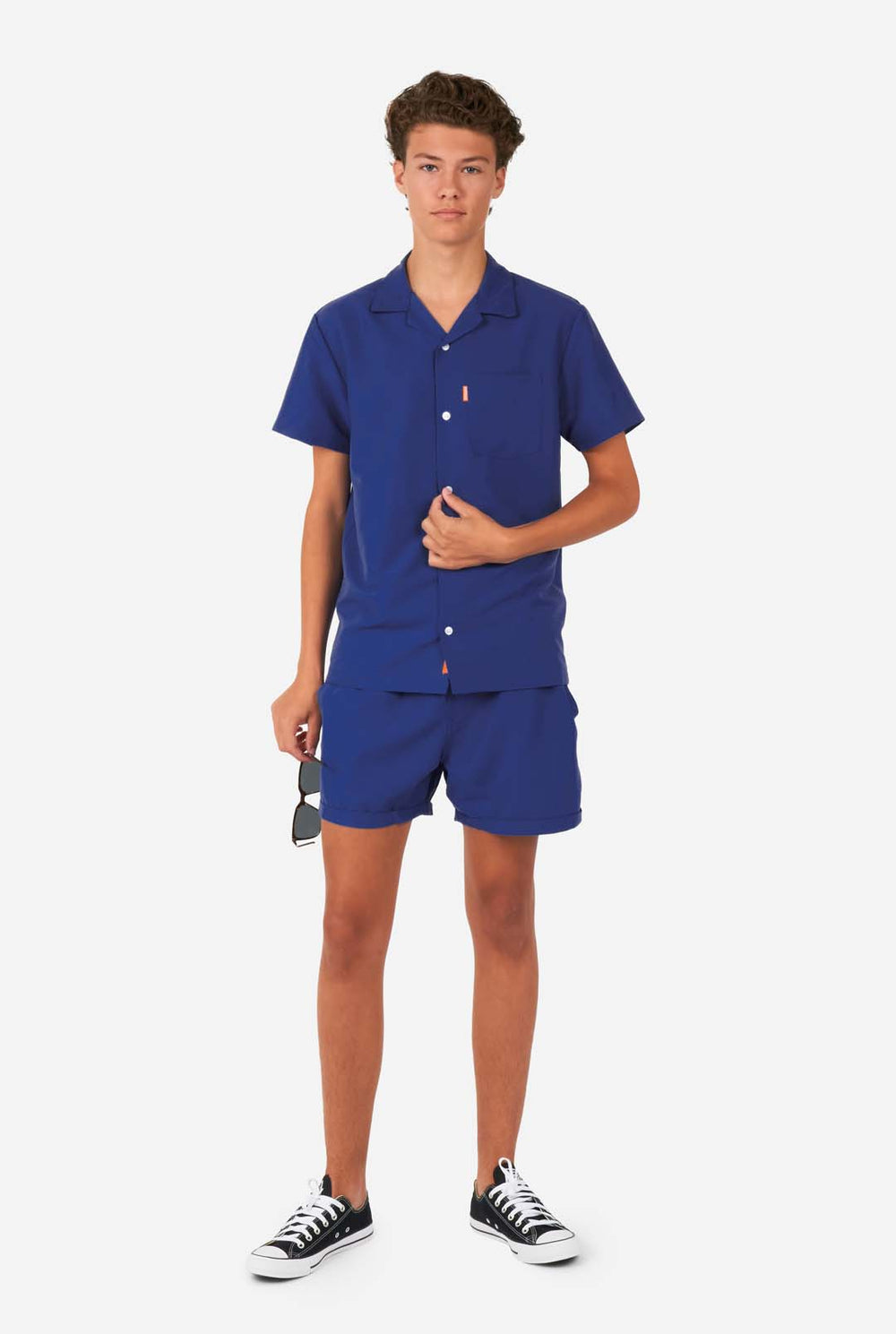 Tiener draagt ​​donkerblauwe zomerset, bestaande uit korte broek en shirt