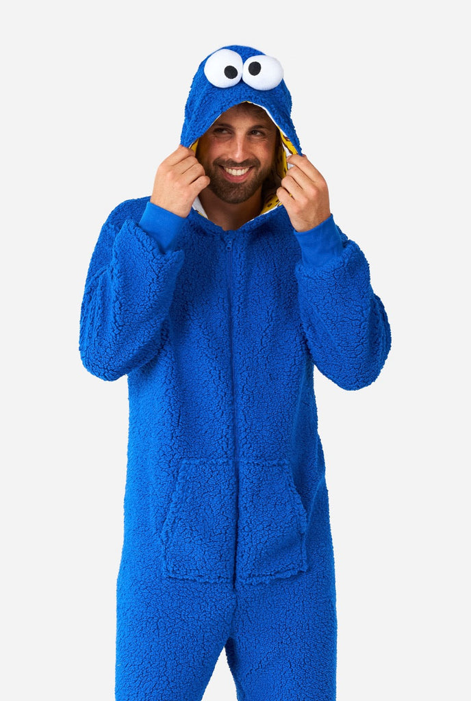 Man draagt blauwe pluche Cookie Monster onesie