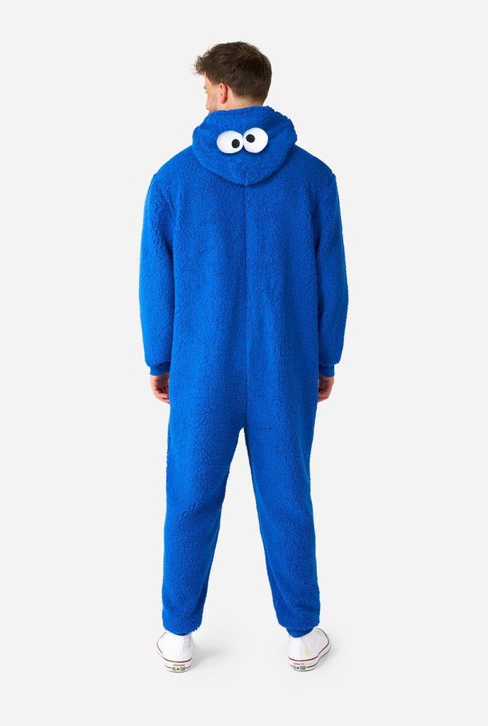 Man draagt blauwe pluche Cookie Monster onesie
