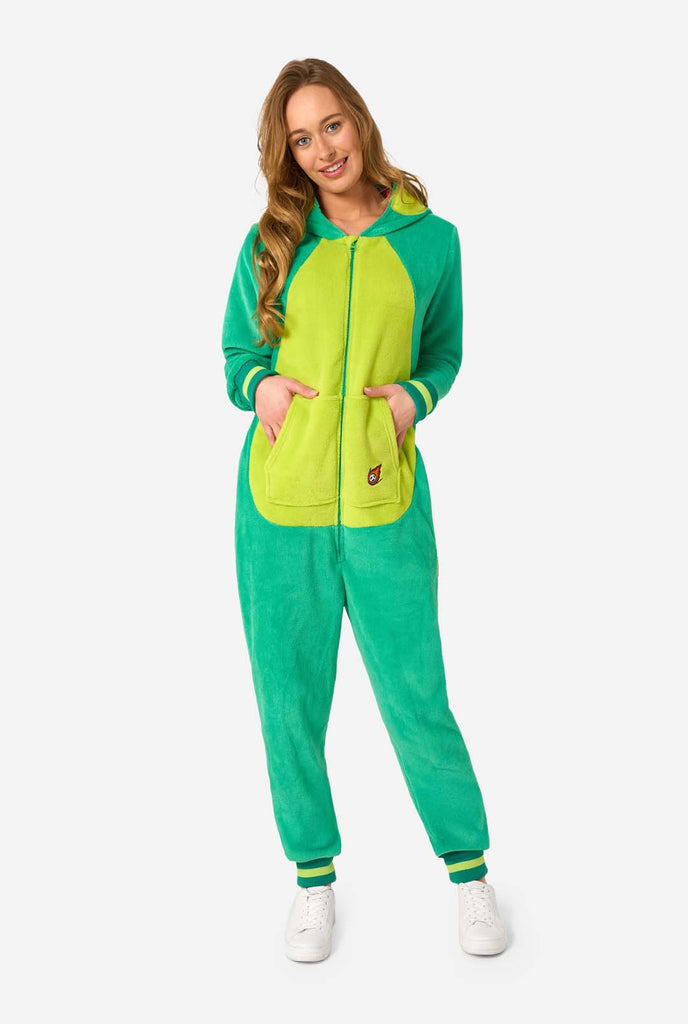 Een vrouw draagt ​​een groene dinosaurus onesie voor volwassenen met speelse capuchondetails en zacht, comfortabel materiaal. Ideaal om in te loungen of voor een verkleedpartijtje.