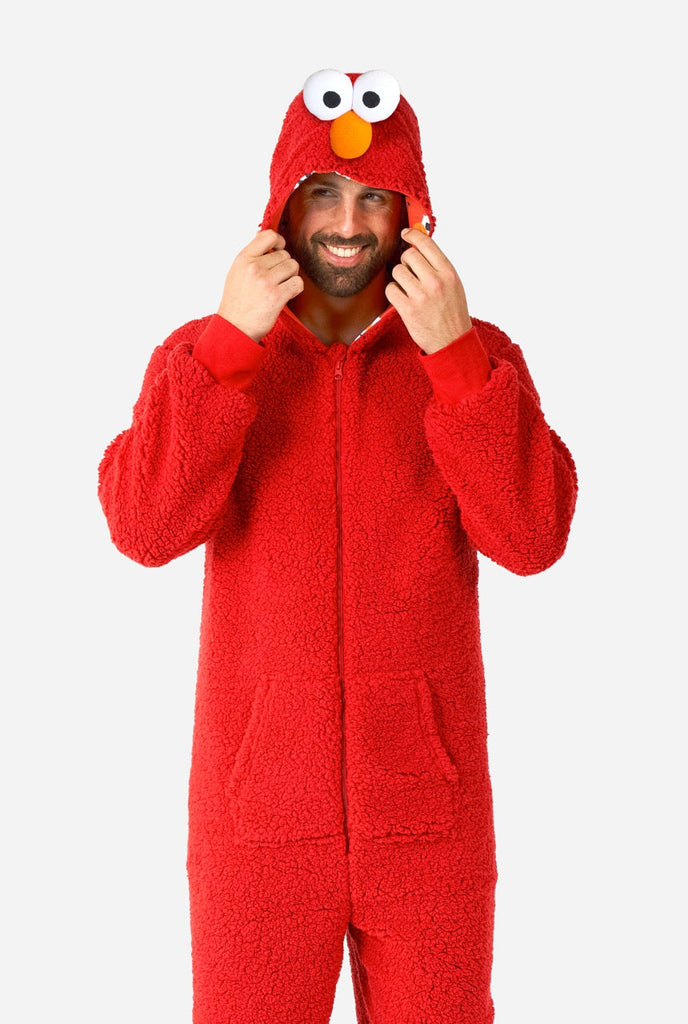 Man draagt rode pluche Elmo onesie