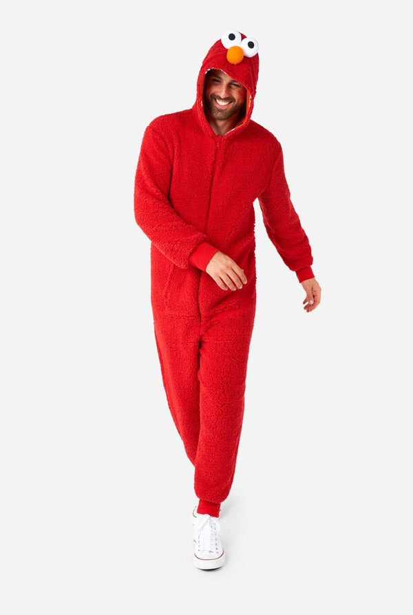 Man draagt rode pluche Elmo onesie