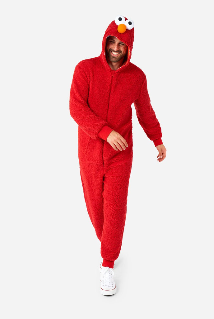 Man draagt rode pluche Elmo onesie