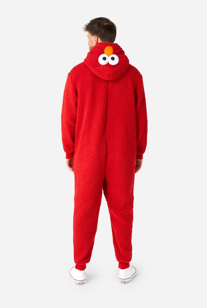 Man draagt rode pluche Elmo onesie