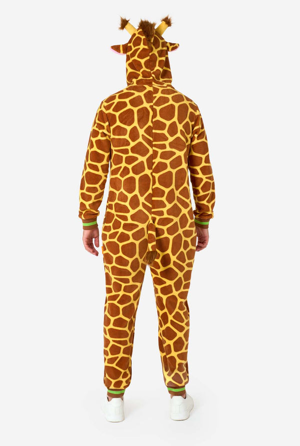Een glimlachende man draagt ​​een bruin-gele volwassen onesie ontworpen als een giraffe. De onesie heeft een capuchon die lijkt op een giraffenkop en giraffedetails, perfect voor gezellig loungen of verkleedfeestjes. Afbeelding van het volledige lichaam met de achterkant van de onesie.