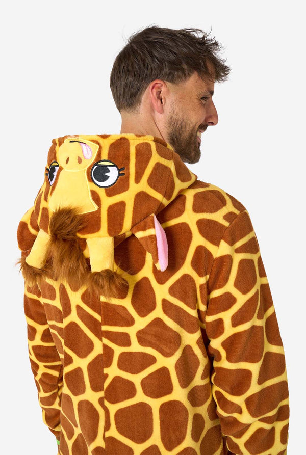 Een glimlachende man draagt ​​een bruin-gele volwassen onesie ontworpen als een giraffe. De onesie heeft een capuchon die lijkt op een giraffenkop en giraffedetails, perfect voor gezellig loungen of verkleedfeestjes. Close-up van het bovenlichaam met de achterkant.