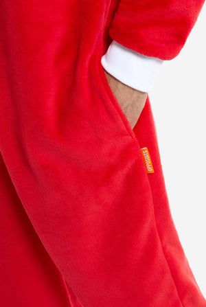 Een vrouw draagt ​​een felrode Knuckles the Echidna onesie voor volwassenen, een gezellige en speelse outfit geïnspireerd op het beroemde personage uit de Sonic the Hedgehog-serie. De onesie is voorzien van de kenmerkende witte borstpatch van Knuckles en heeft een capuchon die het gezicht van Knuckles laat zien, compleet met zijn expressieve ogen en lange rode dreads. De ritssluiting aan de voorkant zorgt voor gemakkelijk dragen, close up van de zakken.