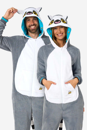 Een man en vrouw dragen een grijze en witte maki onesie voor volwassenen met speelse capuchondetails en knus, zacht materiaal, perfect om in te loungen of voor verkleedpartijen. Inclusief zwart-witte staart. De capuchon staat op hun hoofd.