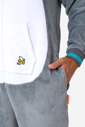 Een man draagt ​​een grijze en witte maki onesie voor volwassenen met speelse capuchondetails en gezellig, zacht materiaal, perfect voor loungen of verkleedevenementen. Inclusief zwart-witte staart. Zak close-up.