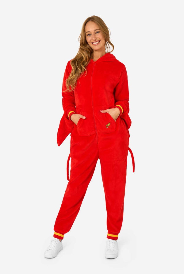 Een  vrouw draagt een felrode onesie voor volwassenen met kreeftenthema, speelse capuchondetails en knus, zacht materiaal, perfect om in te loungen of als verkleedkleding. Vrouw draagt haar capuchon op haar hoofd. Volledig lichaam foto