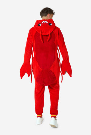 Een man draagt ​​een felrode onesie voor volwassenen met een kreeftenthema, speelse capuchondetails en gezellig, zacht materiaal, perfect voor loungen of verkleedevenementen. inclusief gestikte handschoenen als klauwen. Uitzicht vanaf de achterkant met staart en kap op zijn rug.