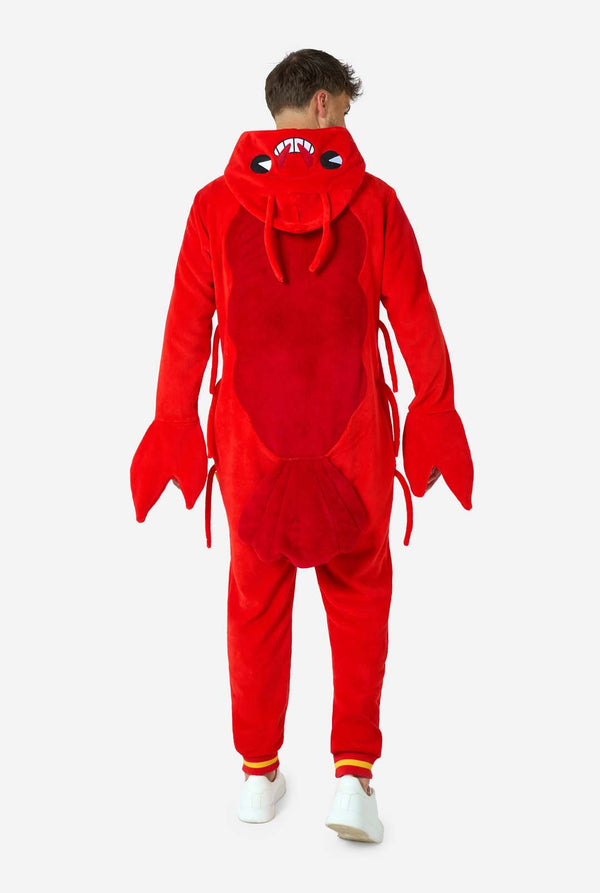 Een man draagt ​​een felrode onesie voor volwassenen met een kreeftenthema, speelse capuchondetails en gezellig, zacht materiaal, perfect voor loungen of verkleedevenementen. inclusief gestikte handschoenen als klauwen. Uitzicht vanaf de achterkant met staart en kap op zijn rug.