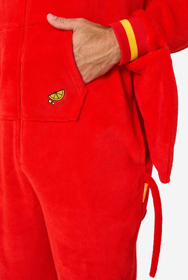 Een man draagt ​​een felrode onesie voor volwassenen met een kreeftenthema, speelse capuchondetails en gezellig, zacht materiaal, perfect voor loungen of verkleedevenementen. inclusief gestikte handschoenen als klauwen. Zak close-up.