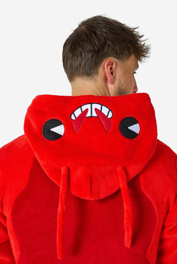 Een man draagt ​​een felrode onesie voor volwassenen met een kreeftenthema, speelse capuchondetails en gezellig, zacht materiaal, perfect voor loungen of verkleedevenementen. inclusief gestikte handschoenen als klauwen. Close-up van de capuchon op zijn rug.
