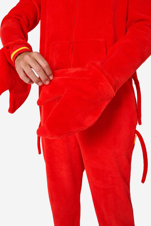 Een man draagt ​​een felrode onesie voor volwassenen met een kreeftenthema, speelse capuchondetails en gezellig, zacht materiaal, perfect voor loungen of verkleedevenementen. inclusief gestikte handschoenen als klauwen. Handschoenenclose-up.