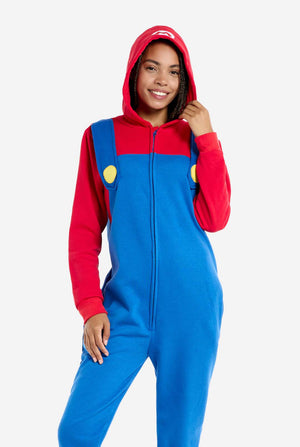 Vrouw draagt unisex onesie voor volwassenen met Super Mario-print