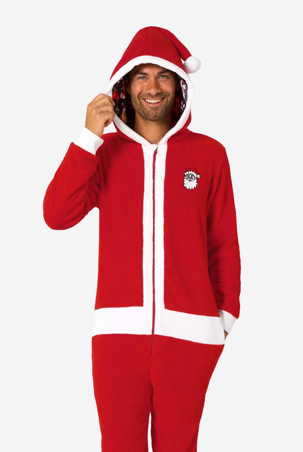Man draagt rode Kerstman onesie.