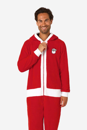 Man draagt rode Kerstman onesie.