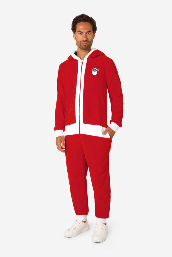 Man draagt rode Kerstman onesie.