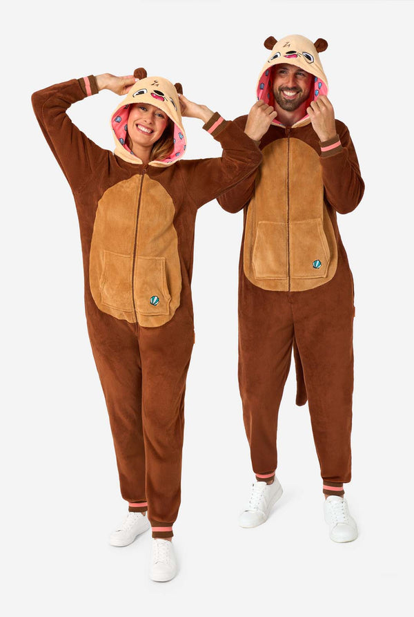 Een lachende man en vrouw dragen een bruine onesie voor volwassenen met de afbeelding van een otter. De onesie heeft een capuchon met oren, een schattig gezichtje en speelse otterdetails, perfect voor een gezellige loungesessie of verkleedpartijtjes. De afbeelding toont het hele lichaam.