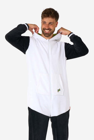 Een glimlachende man die een volwassen onesie met panda-thema draagt. Deze gezellige onesie heeft de zwart-witte pandakleuren met een speelse capuchon met panda-oren en een schattig gezichtje. Perfect voor loungen of leuke verkleedgelegenheden. De capuchon ligt plat op zijn rug.