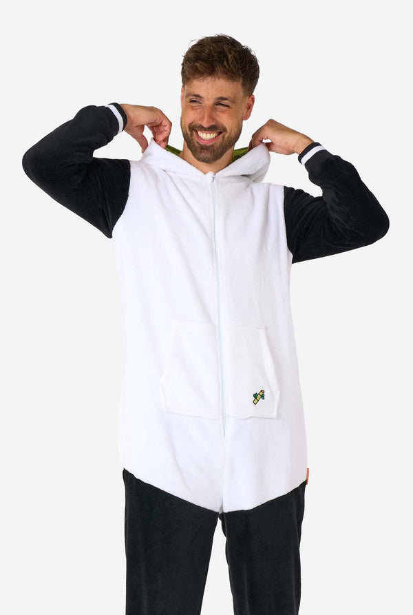 Een glimlachende man die een volwassen onesie met panda-thema draagt. Deze gezellige onesie heeft de zwart-witte pandakleuren met een speelse capuchon met panda-oren en een schattig gezichtje. Perfect voor loungen of leuke verkleedgelegenheden. De capuchon ligt plat op zijn rug.