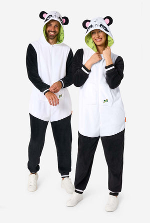 Een man en een vrouw dragen een onesie voor volwassenen met een pandathema. Deze comfortabele onesie heeft zwart-witte pandakleuren en een speelse capuchon met panda-oren en een schattig gezichtje. Perfect om in te loungen of voor een leuk verkleedfeestje. Het hele lichaam komt tot leven.