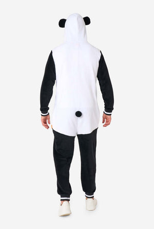 Een man draagt ​​een volwassen onesie met panda-thema. Deze gezellige onesie heeft de zwart-witte pandakleuren met een speelse capuchon met panda-oren en een schattig gezichtje. Perfect voor loungen of leuke verkleedgelegenheden. Uitzicht vanaf de achterkant.