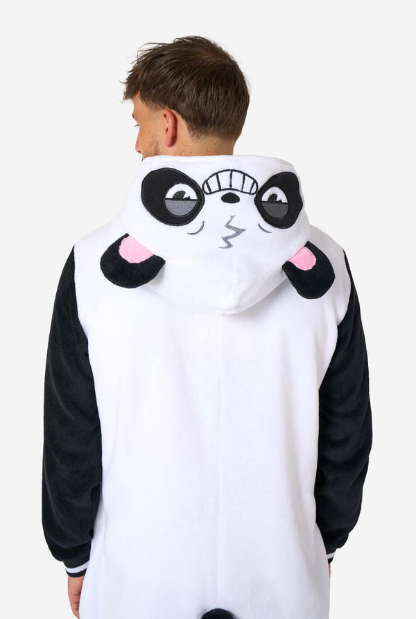 Een glimlachende man die een volwassen onesie met panda-thema draagt. Deze gezellige onesie heeft de zwart-witte pandakleuren met een speelse capuchon met panda-oren en een schattig gezichtje. Perfect voor loungen of leuke verkleedgelegenheden. Uitzicht vanaf de achterkant en capuchon op zijn rug.