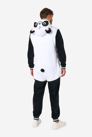 Een glimlachende man die een volwassen onesie met panda-thema draagt. Deze gezellige onesie heeft de zwart-witte pandakleuren met een speelse capuchon met panda-oren en een schattig gezichtje. Perfect voor loungen of leuke verkleedgelegenheden. Volledig lichaamsbeeld vanaf de achterkant, met de capuchon naar beneden.