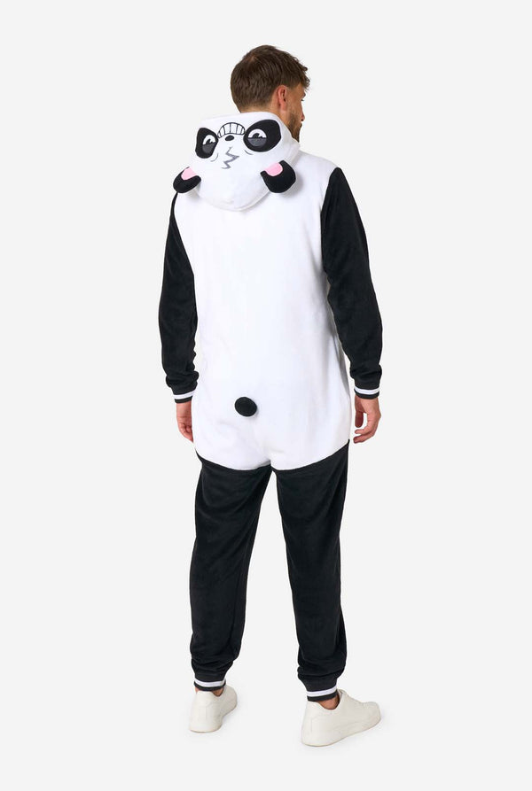 Een glimlachende man die een volwassen onesie met panda-thema draagt. Deze gezellige onesie heeft de zwart-witte pandakleuren met een speelse capuchon met panda-oren en een schattig gezichtje. Perfect voor loungen of leuke verkleedgelegenheden. Volledig lichaamsbeeld vanaf de achterkant, met de capuchon naar beneden.