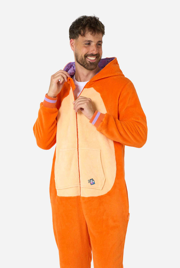 Een glimlachende man draagt ​​een oranje volwassen onesie ontworpen als een rode kattenonesie. De onesie heeft een capuchon die lijkt op een kattenkop en kattendetails, perfect voor gezellig loungen of verkleedfeestjes. De capuchon zit op zijn rug.