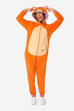 Een vrouw draagt een oranje onesie voor volwassenen die is ontworpen als een rode katten onesie. De onesie heeft een capuchon die lijkt op het hoofd van een kat en katten details, perfect voor gezellig loungen of verkleed feestjes. Ze heeft haar capuchon op haar hoofd.